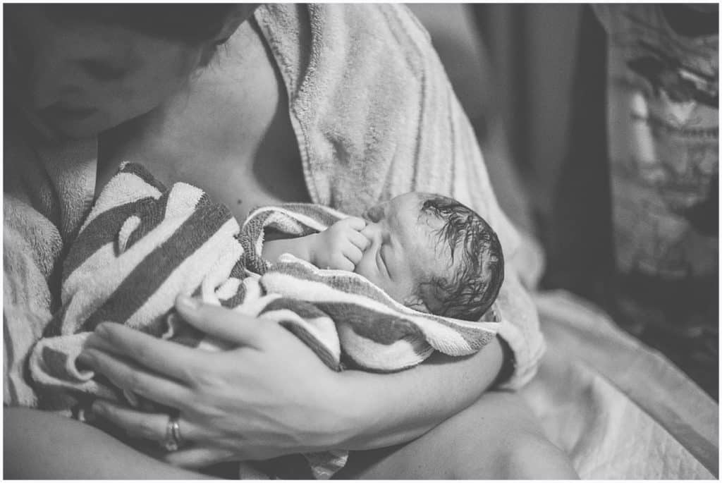 pittsburgh-home-birth- photographer-homebirth - water birth- pool- mom-dad-midwife
