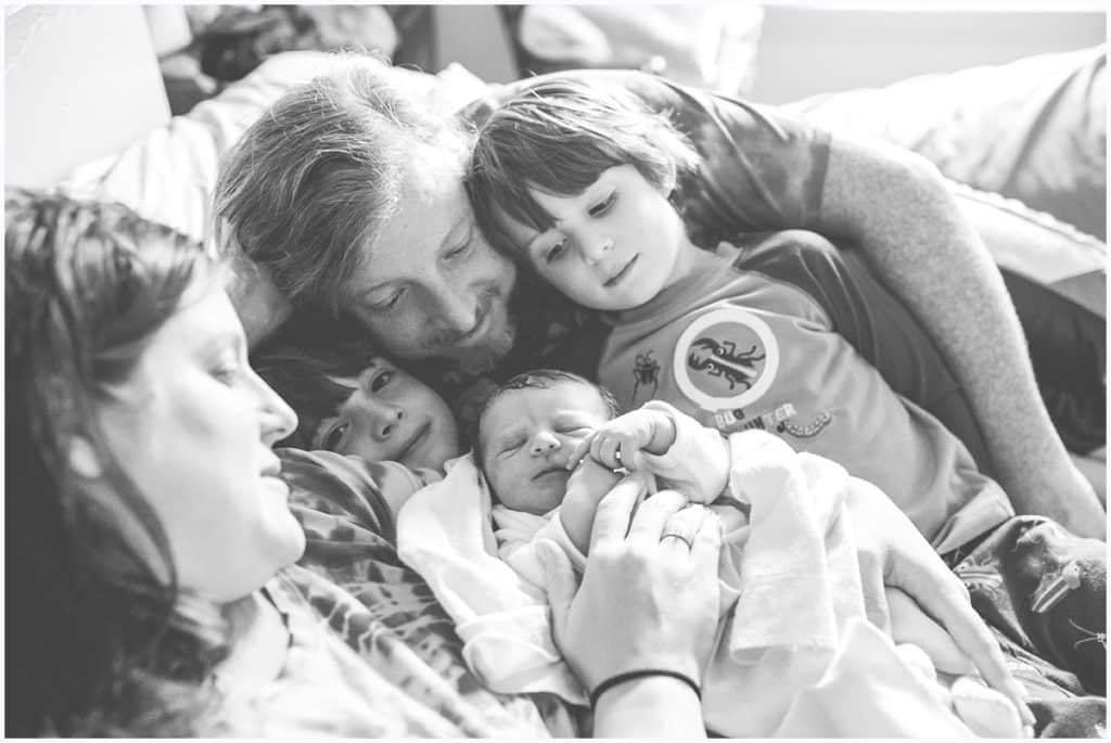 pittsburgh-home-birth- photographer-homebirth - water birth- pool- mom-dad-midwife