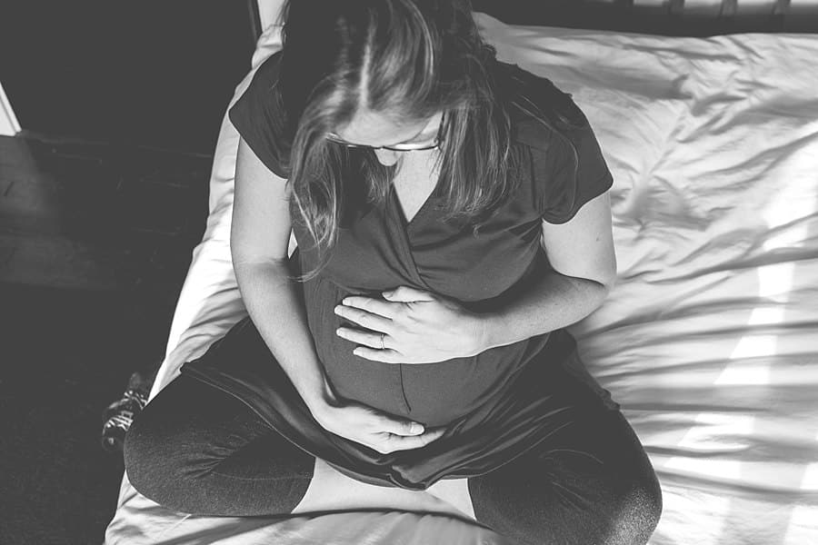 pittsburgh-maternity-photographer-mary-beth-miller-photography-www-marybethmillerphotography-com-in-home-candid-lifestyle-sibling-son-bedroom-black-and-white