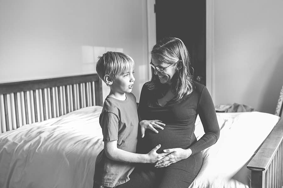 pittsburgh-maternity-photographer-mary-beth-miller-photography-www-marybethmillerphotography-com-in-home-candid-lifestyle-sibling-son-bedroom-black-and-white
