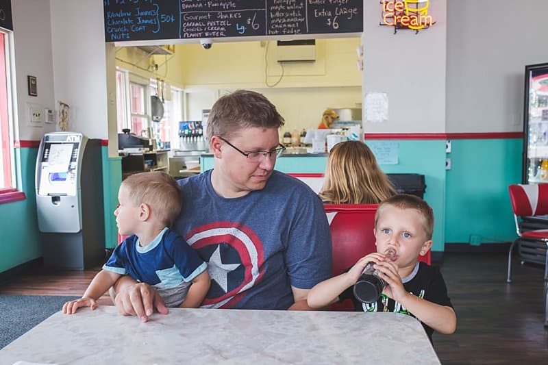 family photo session at hot dog ice cream shop pittsburgh zoo