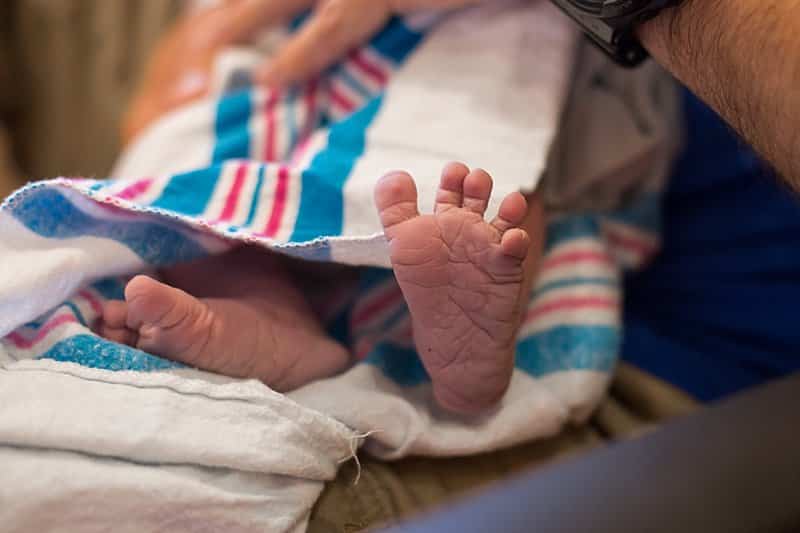 dad holding newborn baby feet at magee womens hospital pittsburgh