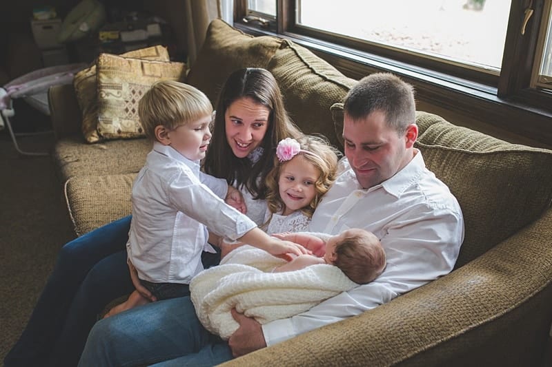 pittsburgh family on couch with newborn and siblings
