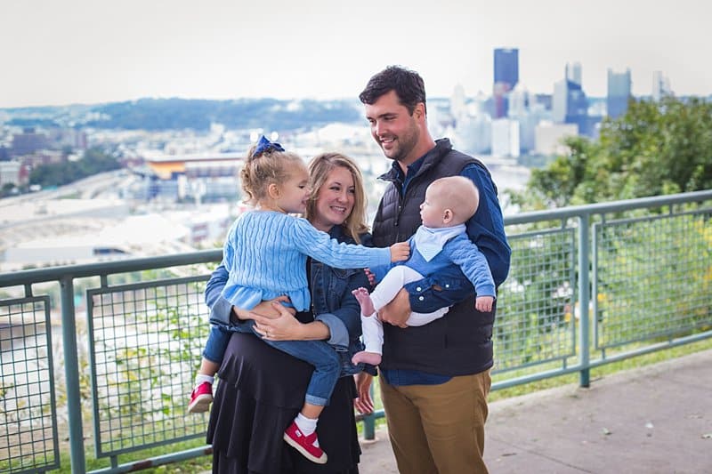 family with pittsburgh cityscape west end overlook photo session