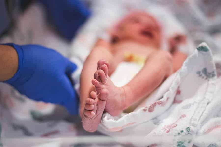 newborn baby feet at magee hospital pittsburgh birth session