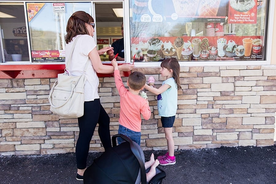 10 ideas for an on-location family photo session around Pittsburgh mother buying ice cream for children at Brusters in McCandless Township