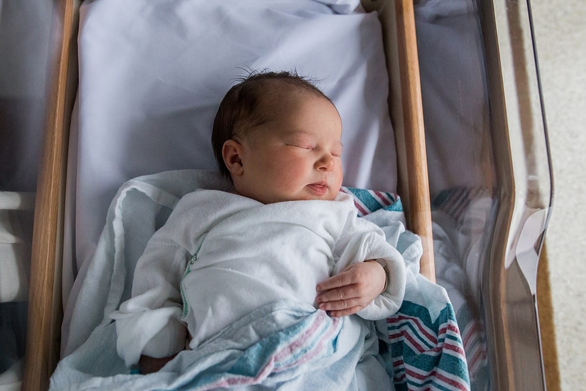 5 Tips for Taking Your Own Newborn Photos at the Hospital