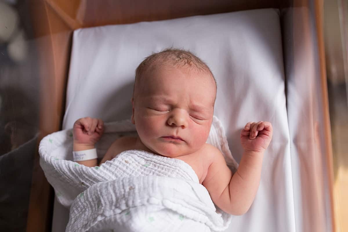 5 Tips for Taking Your Own Newborn Photos at the Hospital -