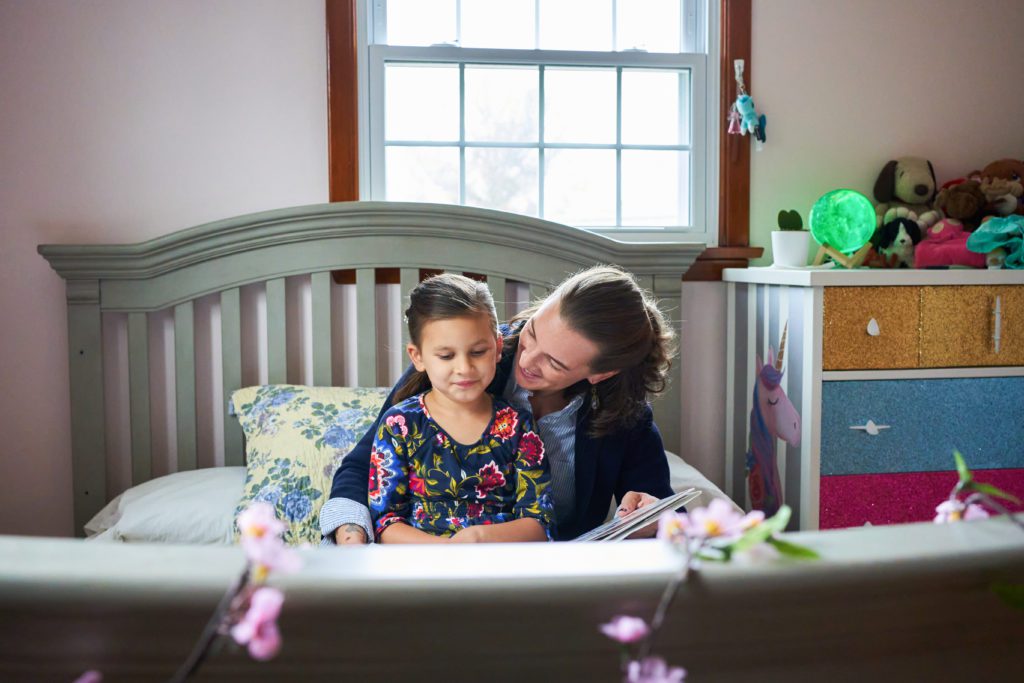 mommy and me mini sessions pittsburgh monad daughter reading a book in bed