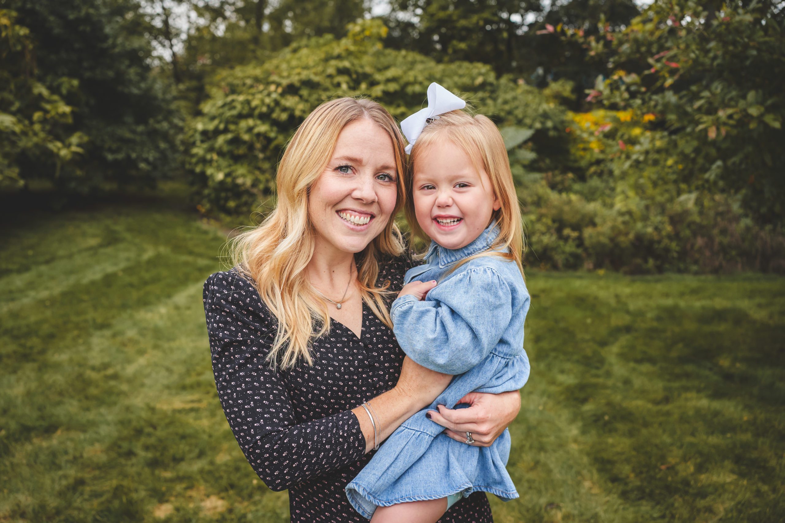 mom and daughter lifestyle family photo session in pittsburgh