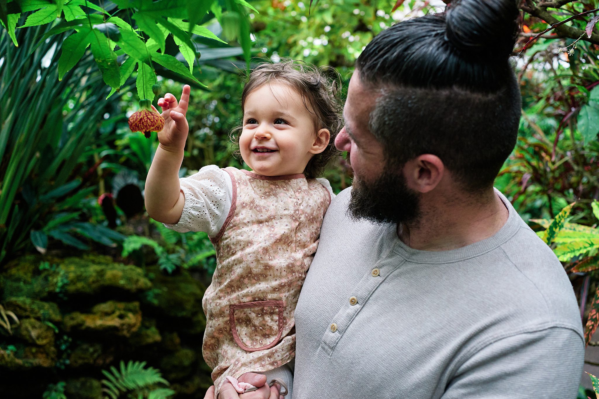 dad and daughter at Phipps conservatory in pittsburgh for family photo session 