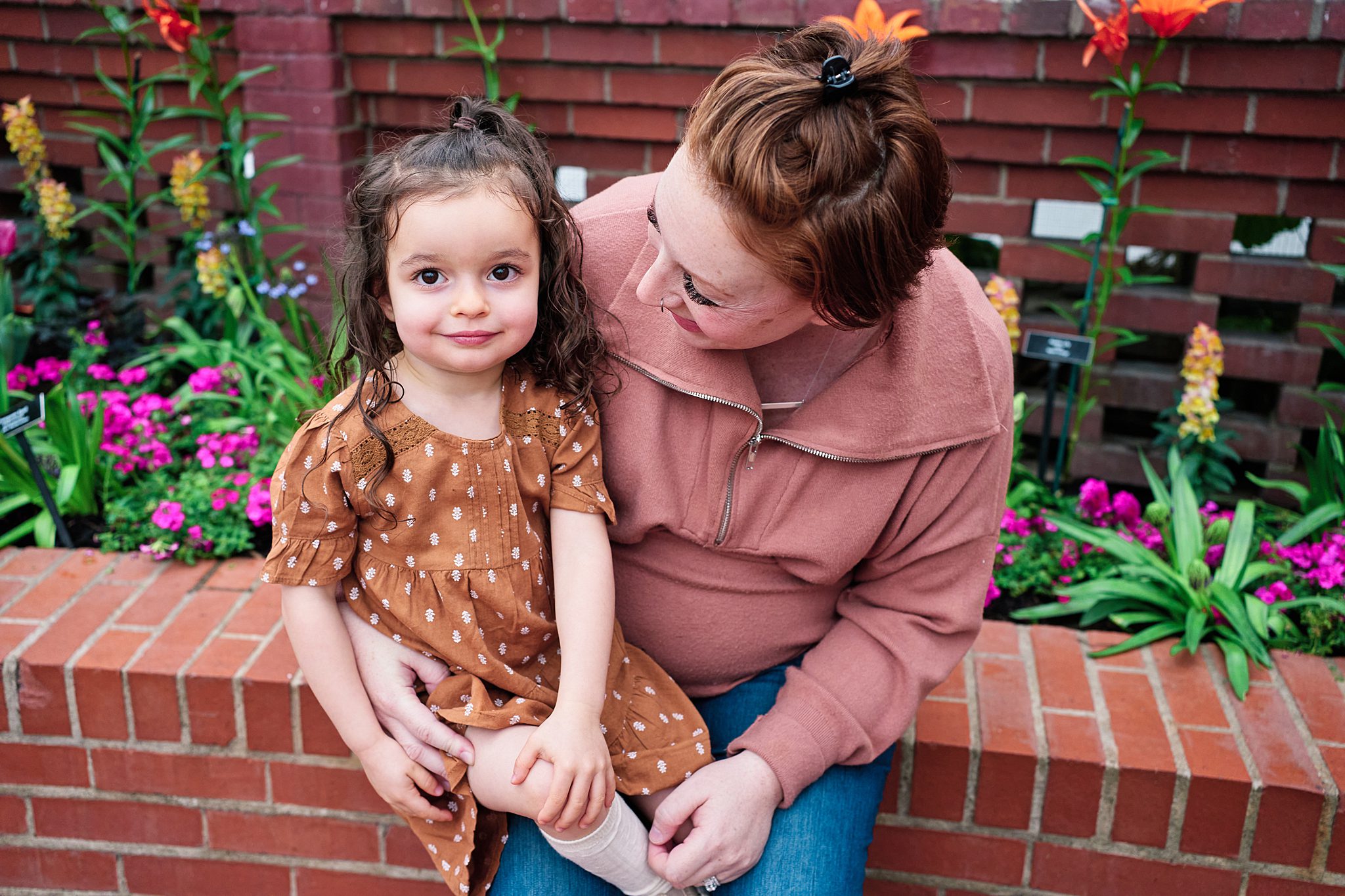 mom and daughter at Phipps conservatory in pittsburgh for family photo session 