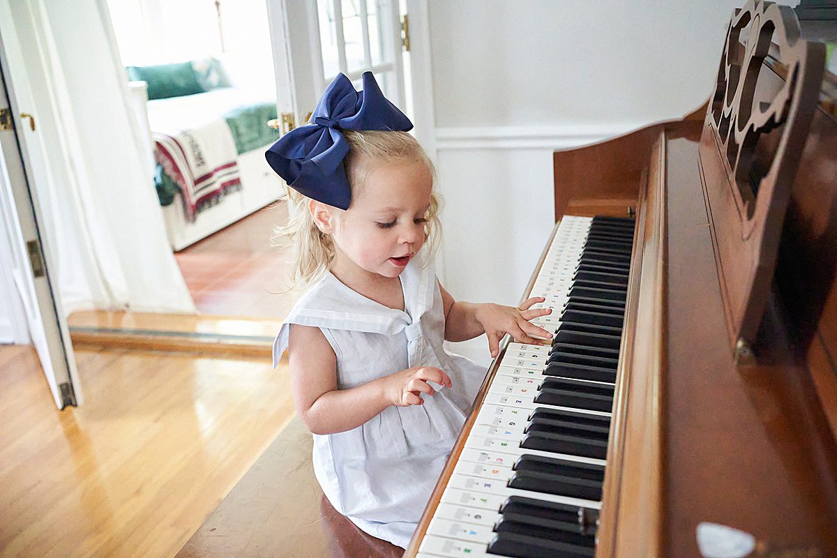 upper saint clair family photo session in home with little girl at the piano